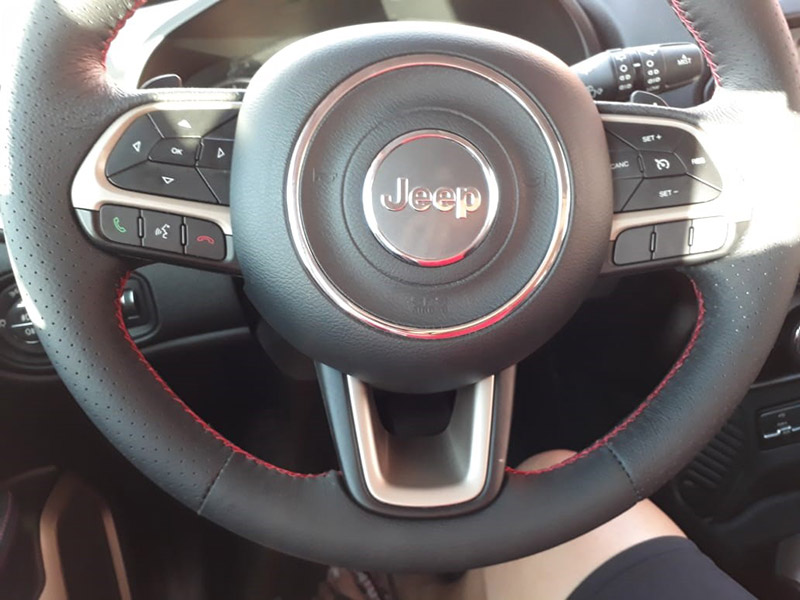 Volante Jeep em couro preto com costura vermelha