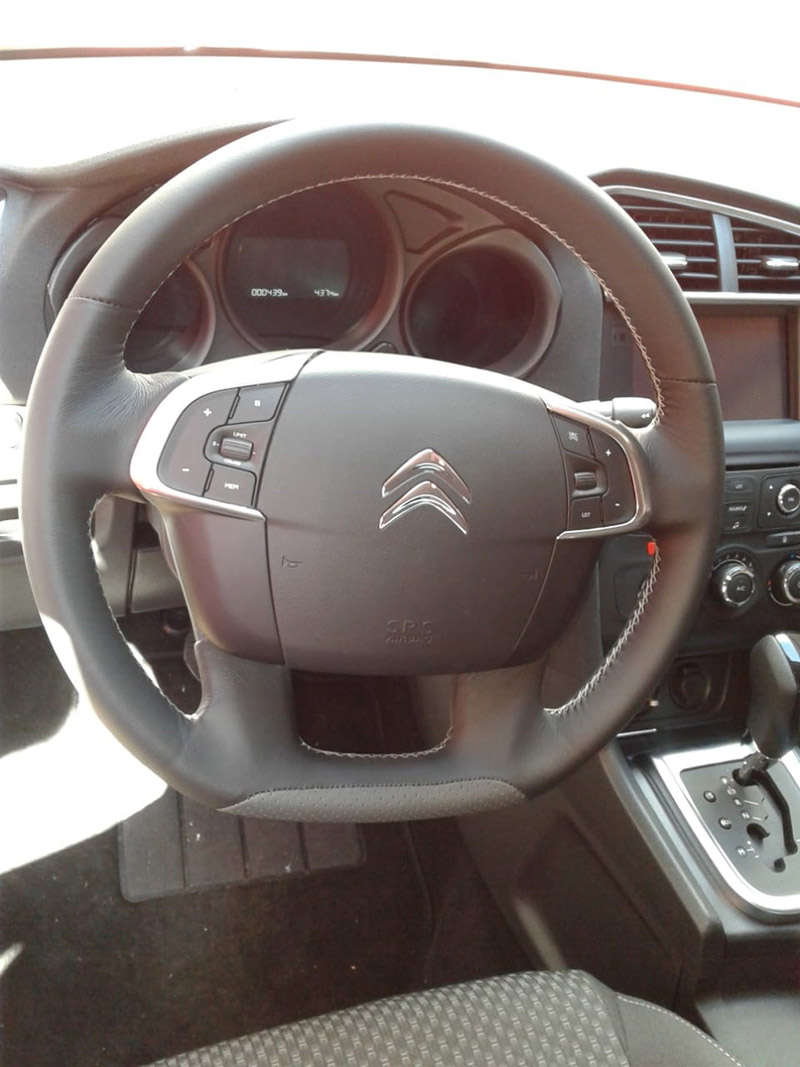 Volante Citroën revestido em couro