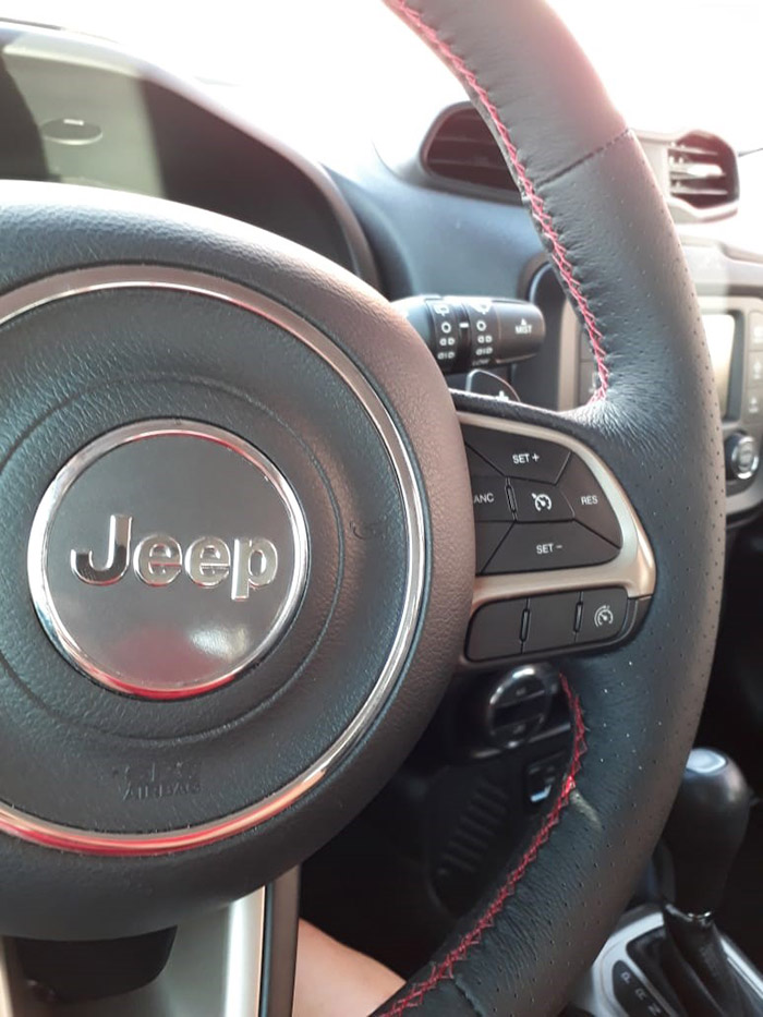 Volante Jeep em couro com costura vermelha