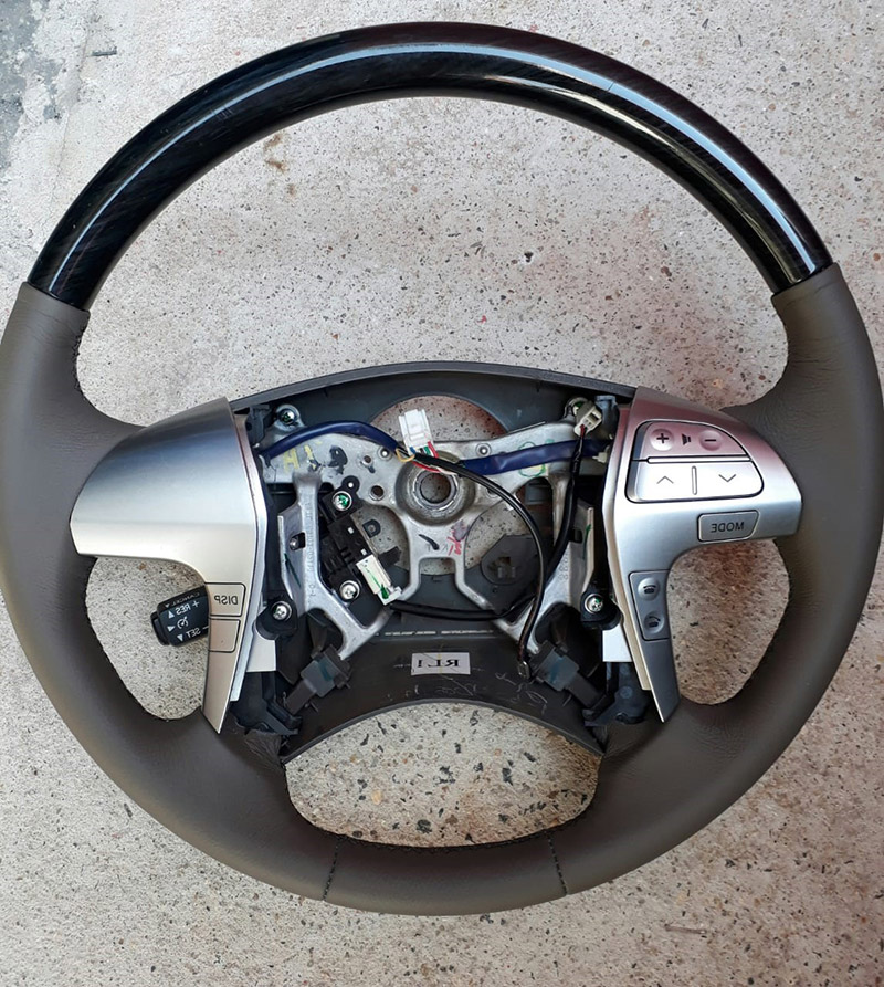 Volante em couro com detalhe em madeira