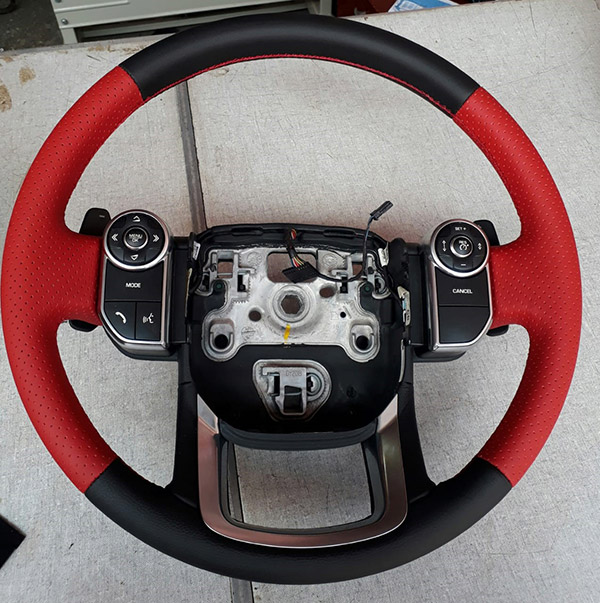 Volante em couro vermelho e preto