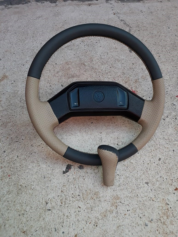 Volante em couro bege e preto